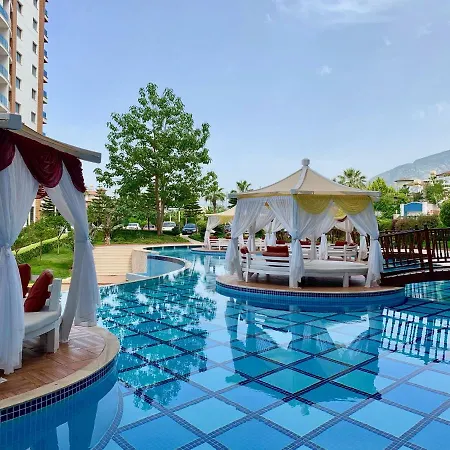Beautiful Penthouse With A Huge Balcony With Plants Apartamento Alanya