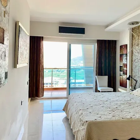 Beautiful Penthouse With A Huge Balcony With Plants Alanya