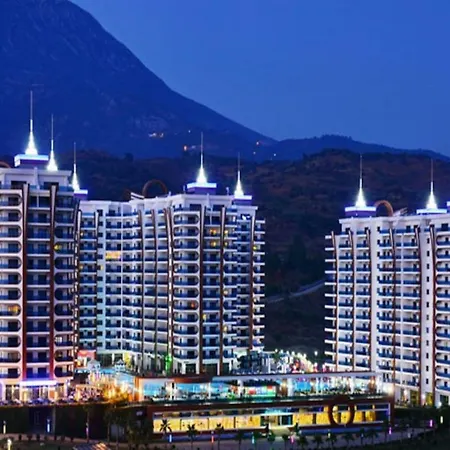 Beautiful Penthouse With A Huge Balcony With Plants Alanya